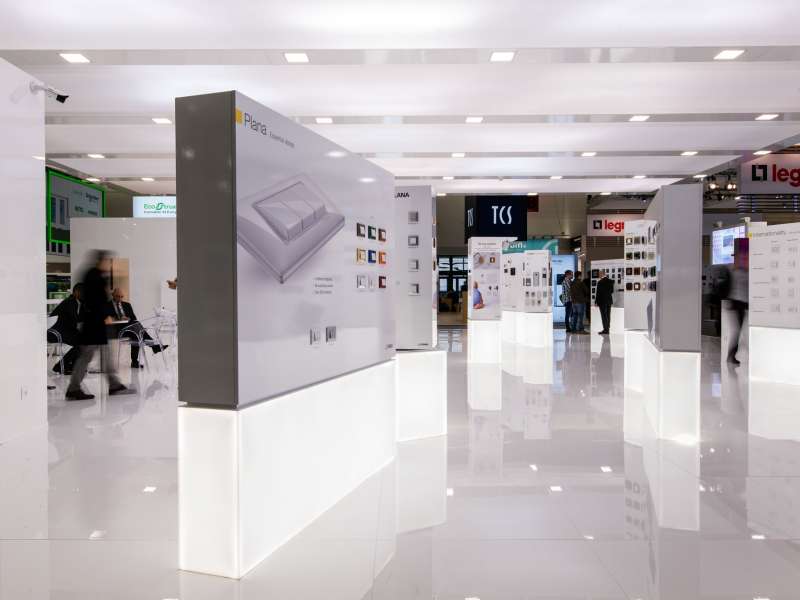 fairs abroad, lacquered stands, high quality exhibition stands, customized product displays, form the creative group