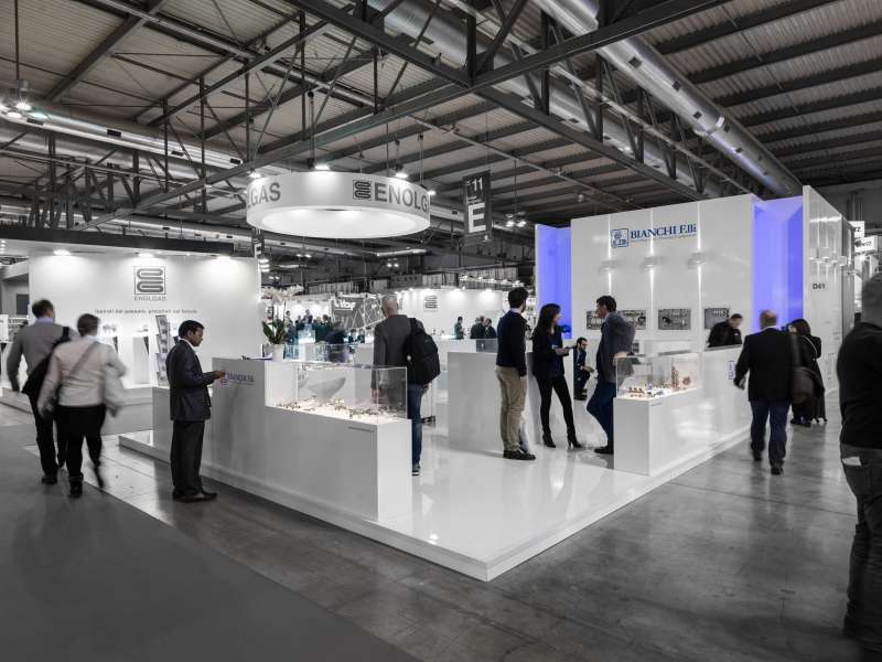 lacquered stands, high quality exhibition stands, customized product displays, lighting engineering, form installations Milan