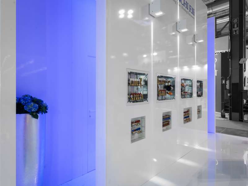 lacquered stands, high quality exhibition stands, customized product displays, lighting engineering, form installations Milan