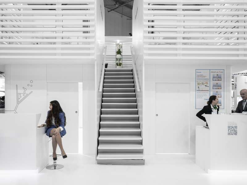 videowall and interactive totem, customized stands, fair exhibitors, customized exhibition stands, form installations Milan