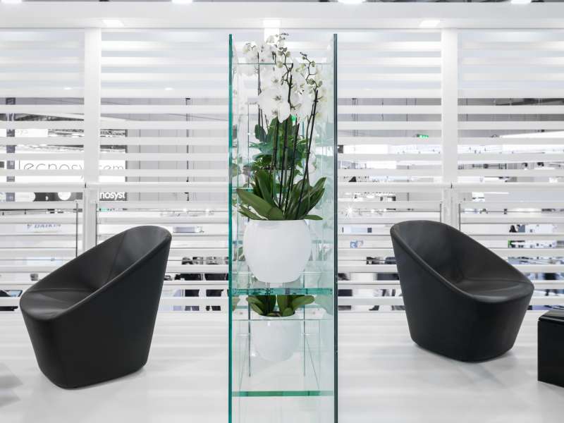 videowall and interactive totem, customized stands, fair exhibitors, customized exhibition stands, form installations Milan