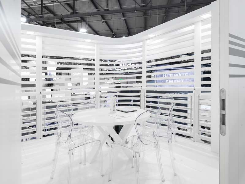 videowall and interactive totem, customized stands, fair exhibitors, customized exhibition stands, form installations Milan
