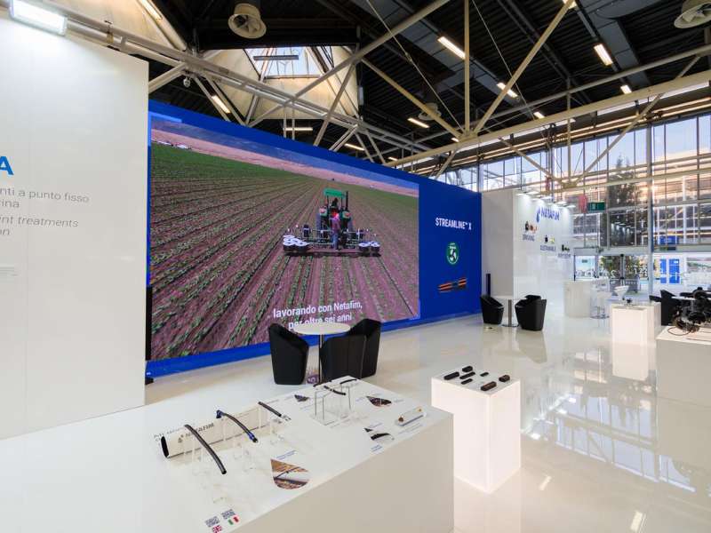 exhibitors' furniture and customized tables, rental and sale giant screen, lacquered stands, ledwall, display cases