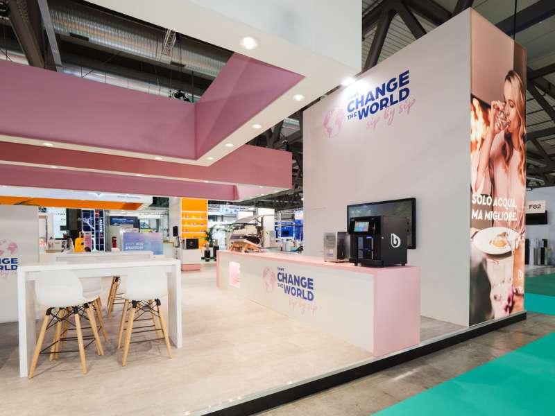 exhibitors' furniture and customized tables, customized solutions, fairs in Italy, fair exhibitors, form installations Milan