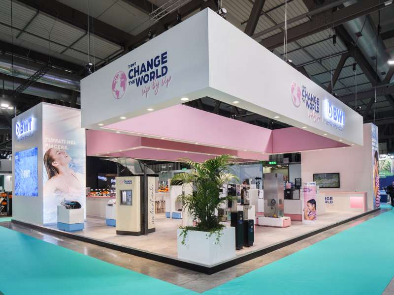 exhibitors' furniture and customized tables, customized solutions, fairs in Italy, fair exhibitors, form installations Milan