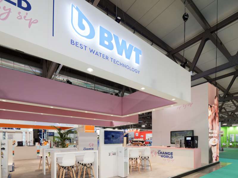 exhibitors' furniture and customized tables, customized solutions, fairs in Italy, fair exhibitors, form installations Milan