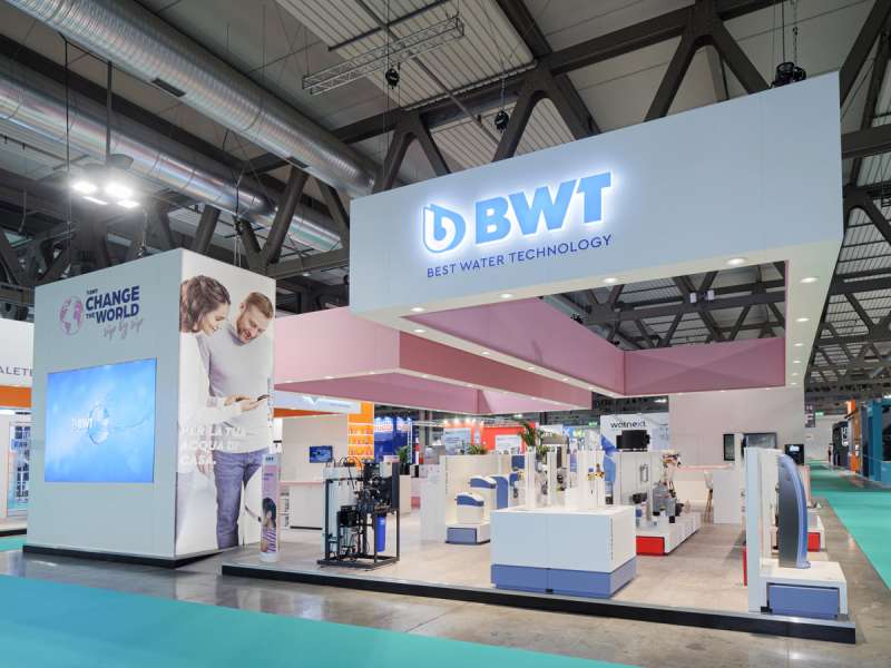 exhibitors' furniture and customized tables, customized solutions, fairs in Italy, fair exhibitors, form installations Milan