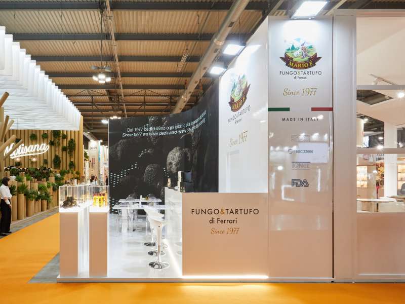 customized solutions, videowall and interactive totem, lighting engineering, rental ledwall, display cases