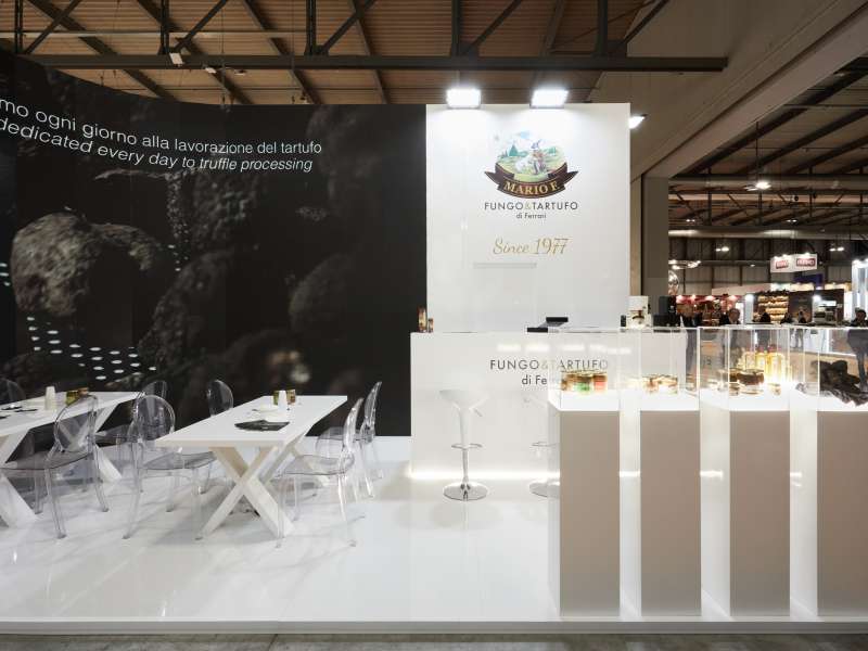 customized solutions, videowall and interactive totem, lighting engineering, rental ledwall, display cases