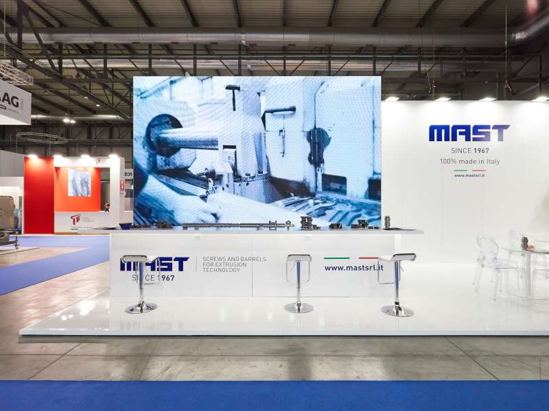 customized stands and display cases, form installations Milan