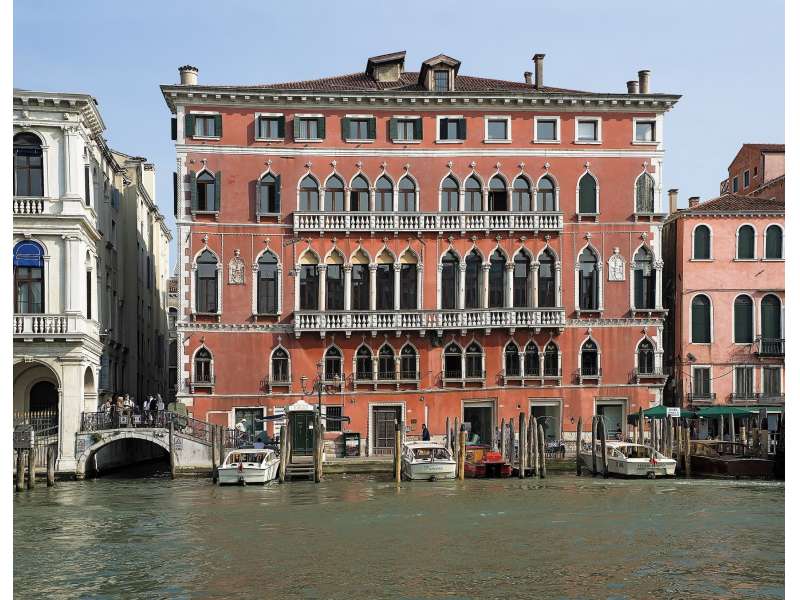 customized solutions, exhibitions set-ups, display cases , museums and exhibitions , exhibition path