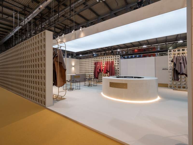 highly customized solutions, customized product displays, ledwall, form installations Milan